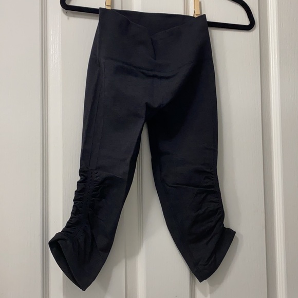 Lulu capris dark grey sz 4 like new worn twice - Picture 2 of 5